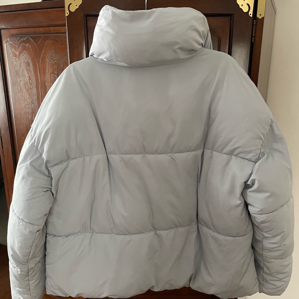 Women’s Free People short puffer jacket size M. Very light blue